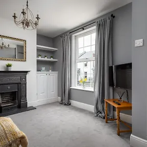 Fairhaven Street, Cheltenham Apartment
